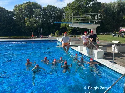 Wimmelbild mit Bezirksbürgermeisterin, 1. Red Swim Cap Day im Annabad, 29. August 2026